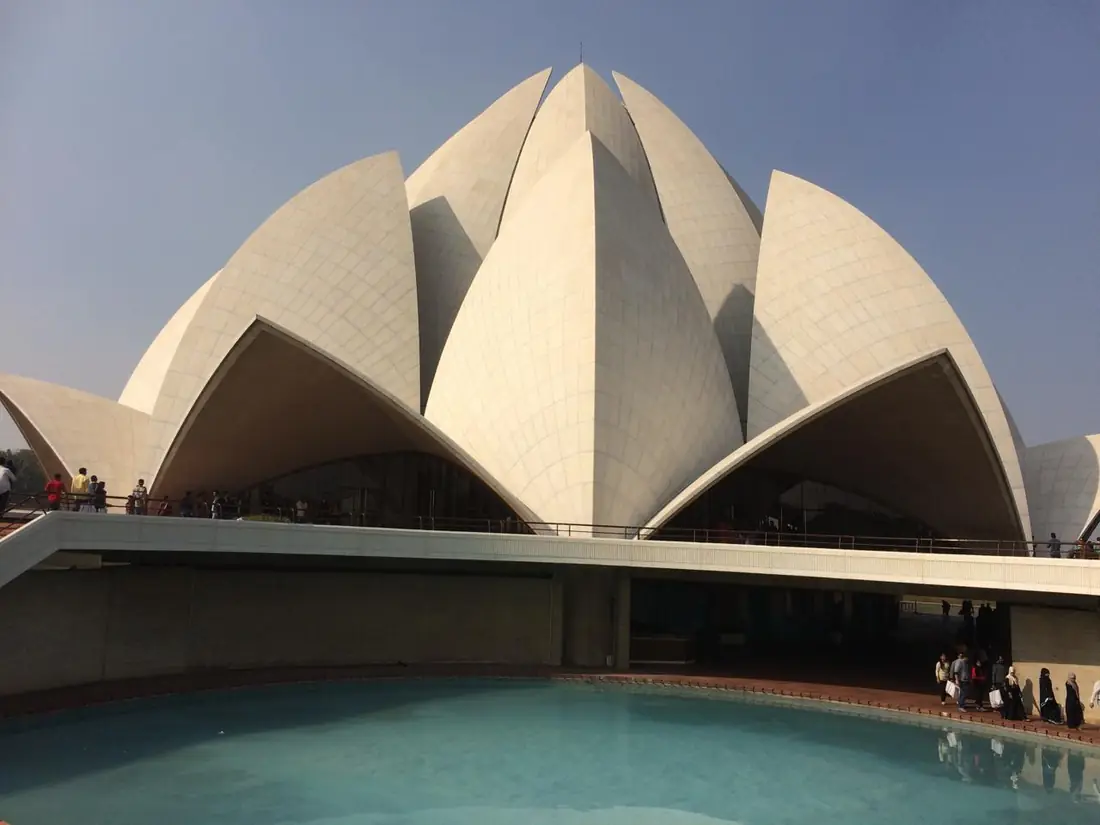 Templo em forma de flor de lótus, com pétalas brancas