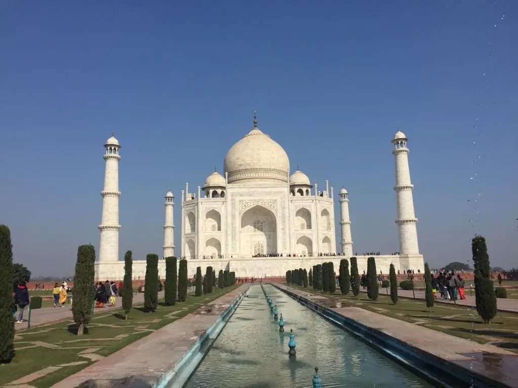 O Taj Mahal ao fundo do espelho d'água