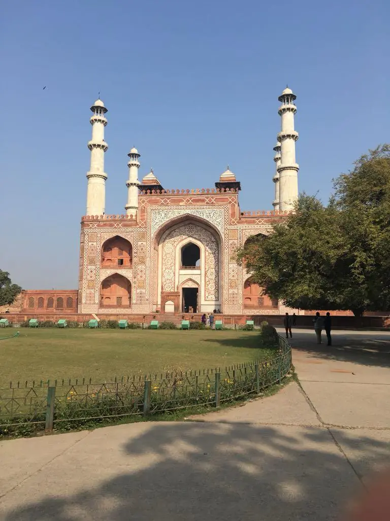 Portal de arenito vermelho com minaretes brancos