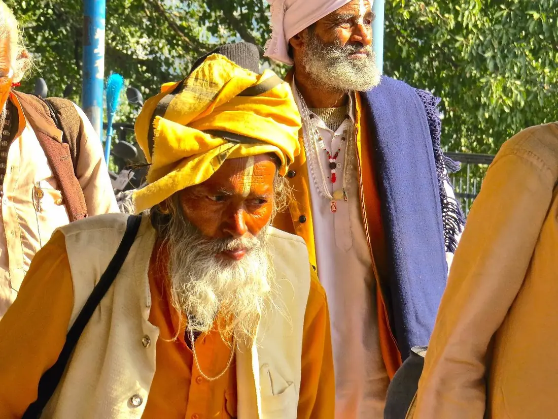 Dois homens idosos de turbante, um amarelo e um branco