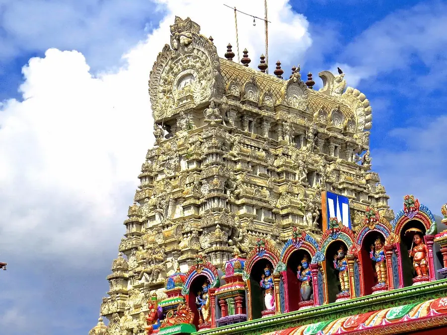 Torre de templo do sul da Índia, coberta de esculturas coloridas