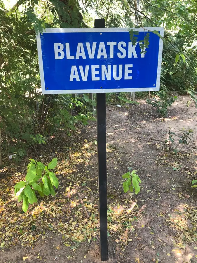 Placa de rua com a inscrição Blavatsky Avenue