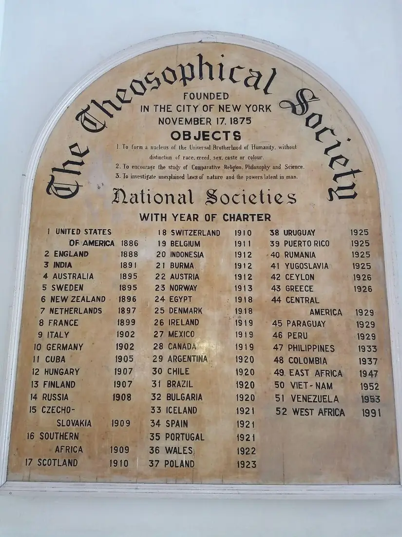 Placa de pedra da Sociedade Teosófica com a lista das seções nacionais